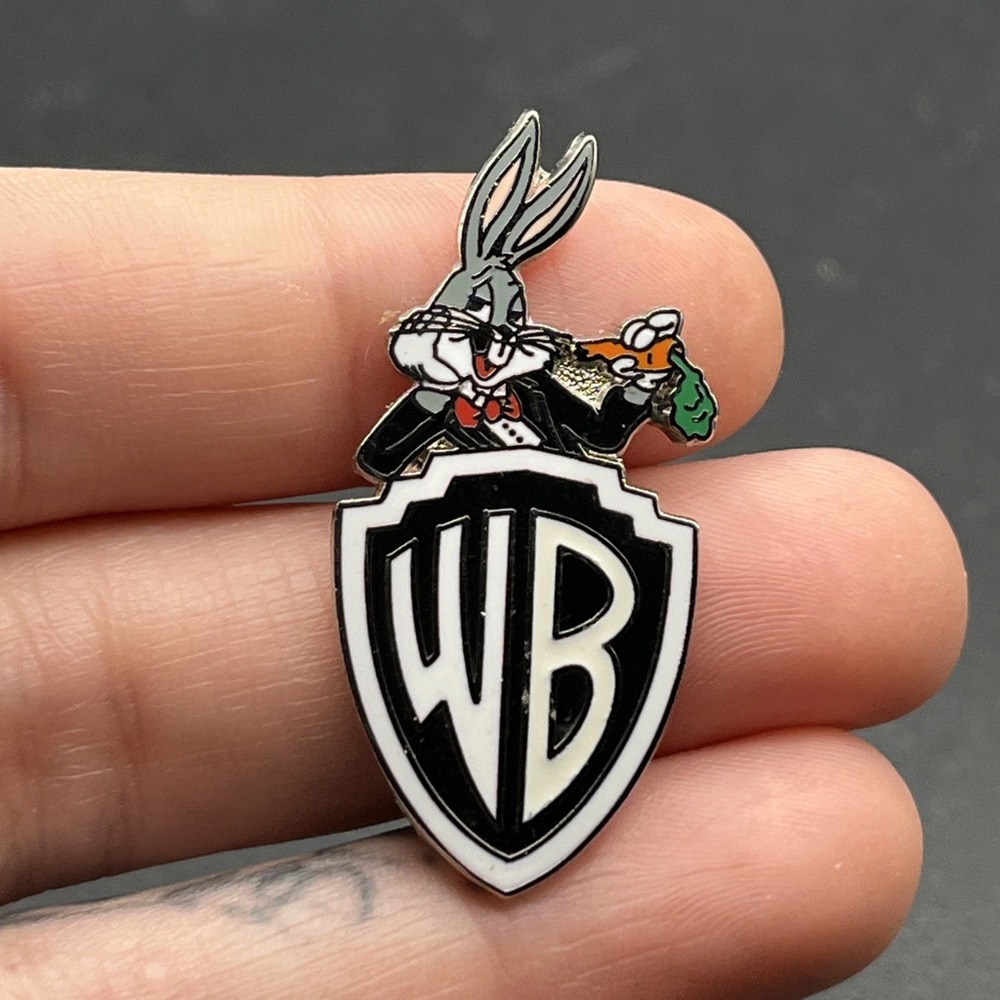 Warner Bros Looney Tunes Bugs Bunny Tuxedo Eating A Carrot Lapel Hat Pin